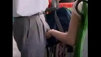 【熟女無料動画】バスに乗っていた男子学生のペニスを高速手コキで刺激する痴熟女…