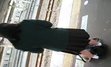駅のホームで女子高生のスカートの中を盗撮する動画